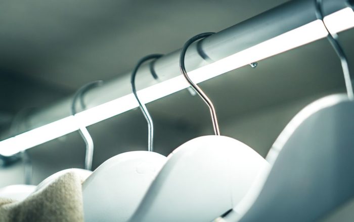 Die an einem stabilen Haken komplett herausziehbare Kleiderstange ist auf der Unterseite mit einer LED Lichtleiste ausgestattet, damit Ihre Kleider auch bei schwächerem Umgebungslicht perfekt zur Geltung kommen.