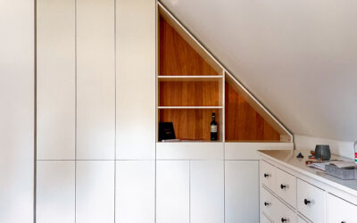 Schrank mit Regalen in Dachschräge